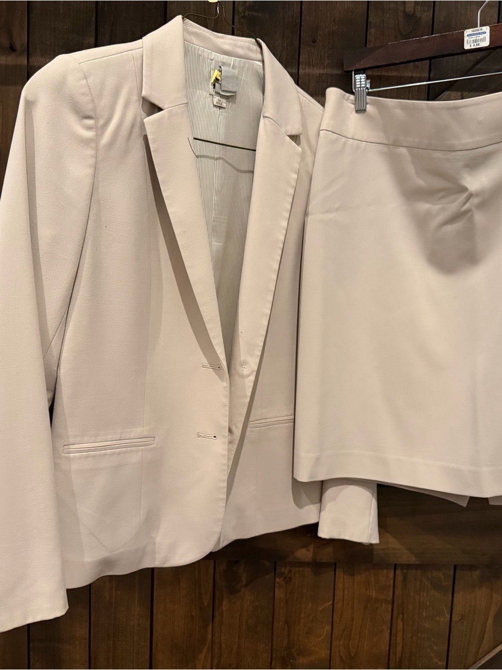 Anne Klein Light Cream Suit. Two pieces-Single-Breasted Blazer and skirt